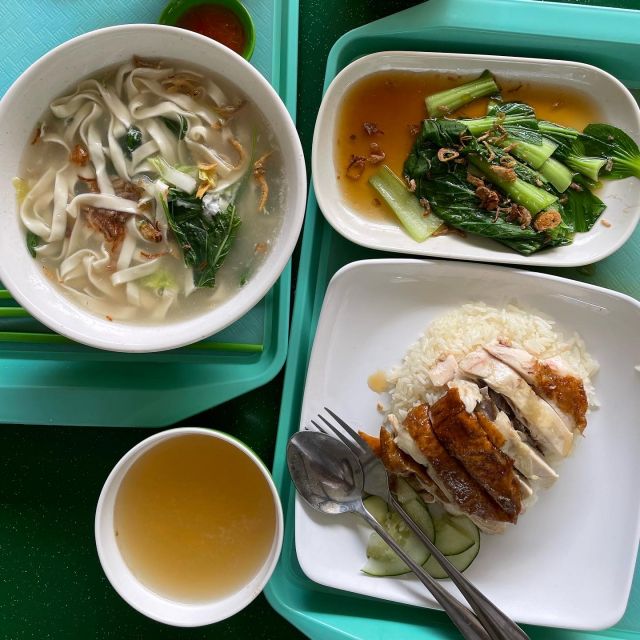 Traditioneller Chicken Rice, Gemüse und Geschabte Nudel Suppe