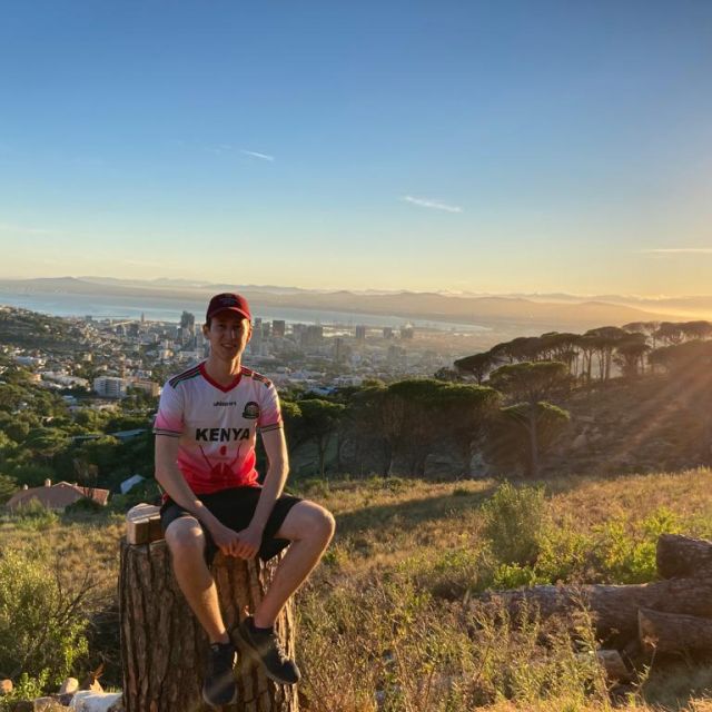 Portrait von Erik bei Sonnenaufgang mit Blick auf Kapstadt im Hintergrund