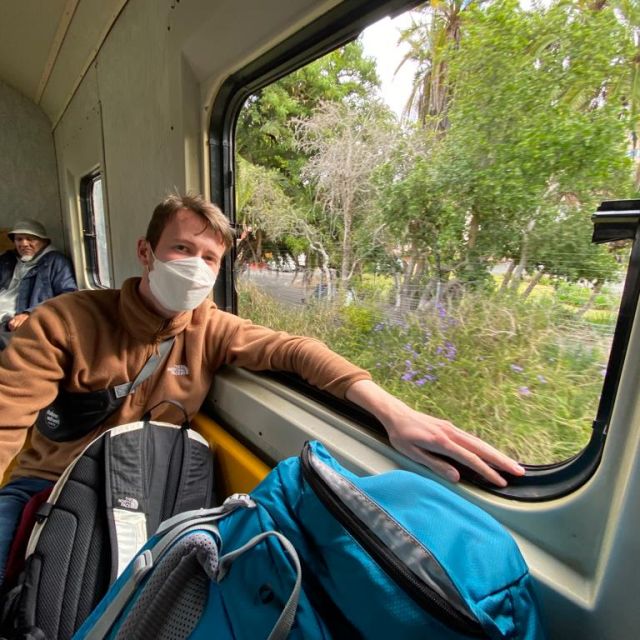 Portrait von Erik während er Zugfahrt von Muizenberg nach Kapstadt am Fenster