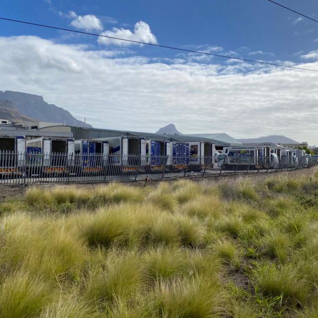 Landschaftsfoto aus dem Zug auf die Bergkette des Tafelbergs
