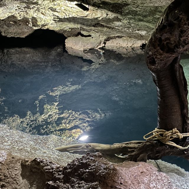 Ein kleiner See in einer Höhle.