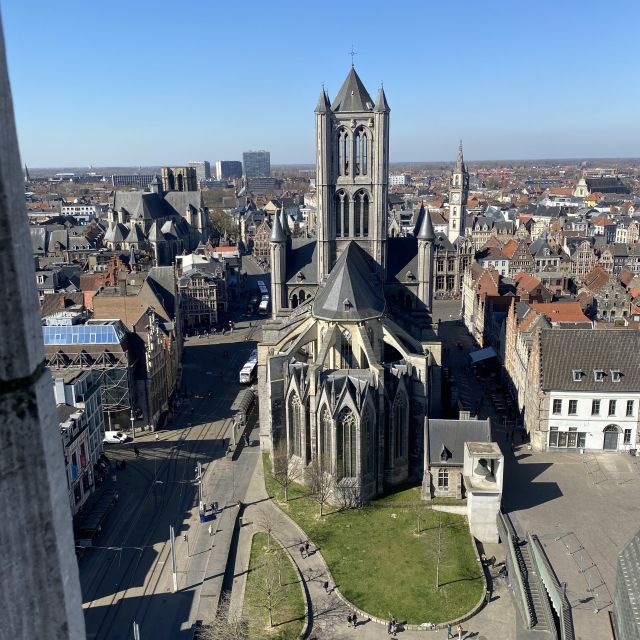 Überblick auf eine Stadt mit großer kirche im Zentrum