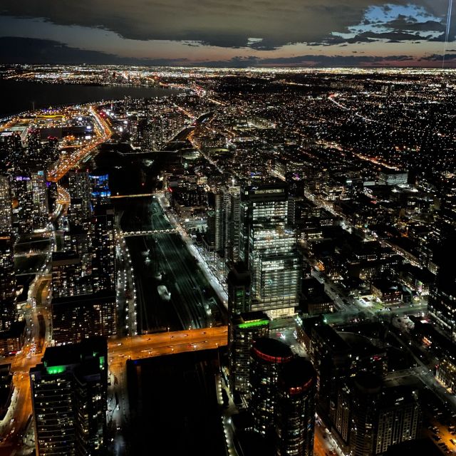 Aussicht aus dem CN Tower bei Nacht. Die Stadt ist beleuchtet.