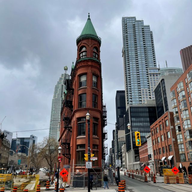 Ein braunes, schmales Gebäude in Downtown Toronto.