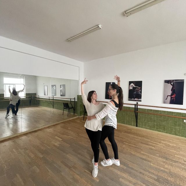 Zwei Freundinnen bei einem Sevillana-Tanzkurs in Spanien