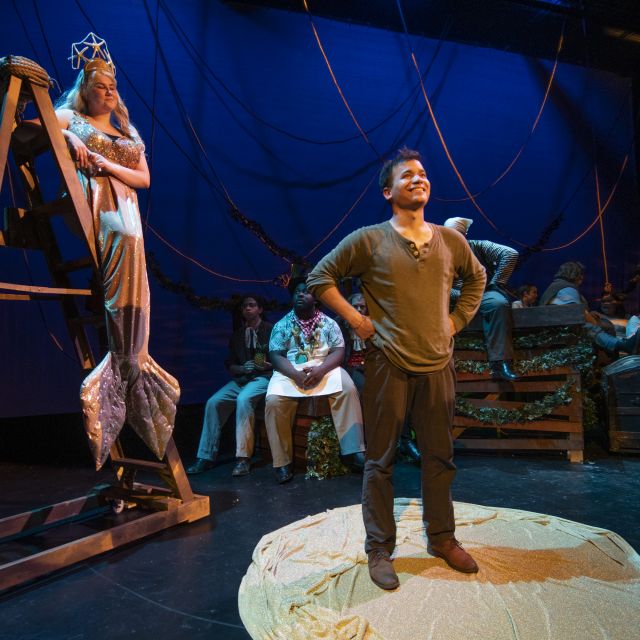 Ein Teil des Ensemble ist auf der Bühne. Links befindet sich eine Leiter mit einer Schauspielerin in einem Meerjungfrauenkonstüm. Ich (David) stehe in der bekannten Peter Pan Pose.