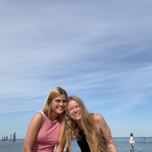 Zwei Mädchen am Strand im Hintergrund blauer Himmel und die Ostsee.