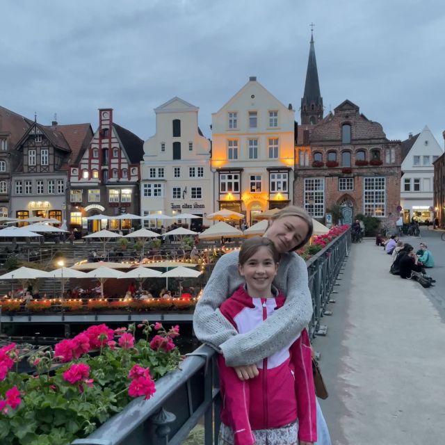 Ich mit meiner Schwester am Abend in der Lüneburger Altstadt.