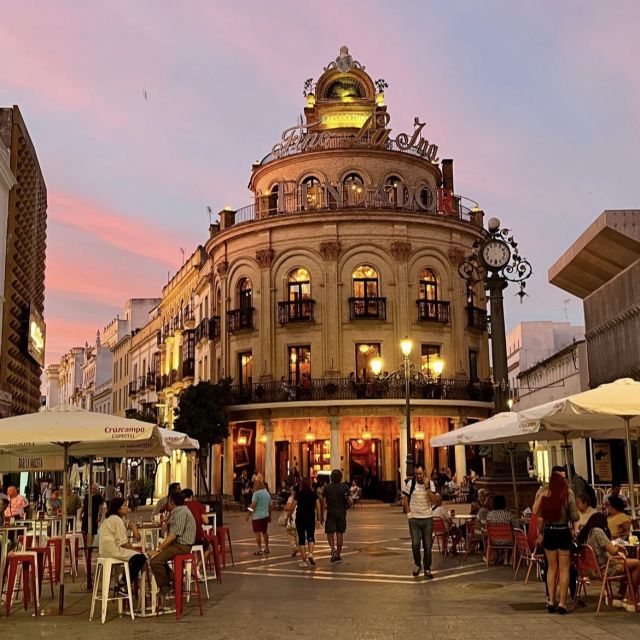 Rundes Café im Stadtzentrum von Jerez de la Frontera, Abenddämmerung