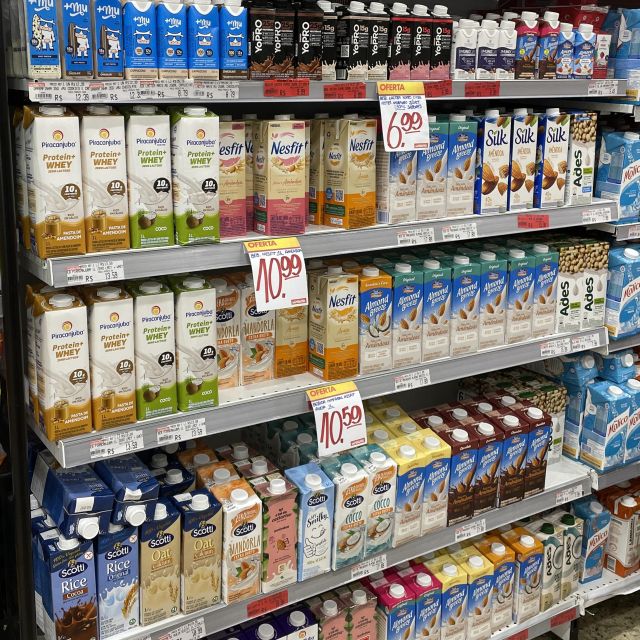Das Milchregal pflanzlicher Alternativen im Supermarkt