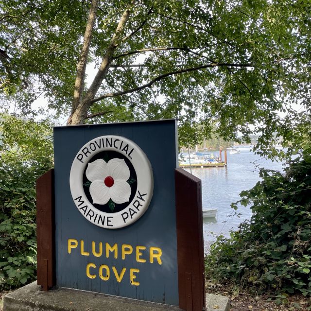 Ein Schild mit der Aufschrift Provincial Marine Park Plumper Cove.