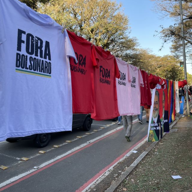 Eine Reihe von aufgehangenen T-Shirts mit der Aufschrift "For Bolsonaro" - weg mit Bolsonaro
