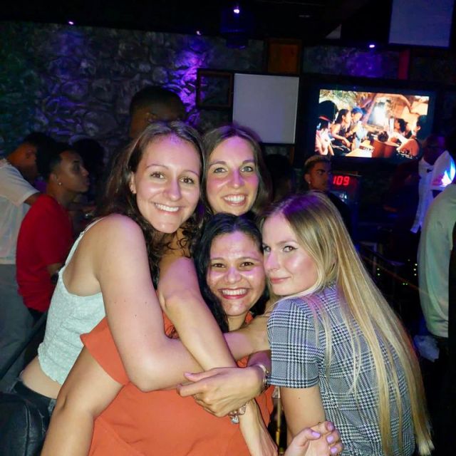 Vier Mädchen, die sich umarmen
