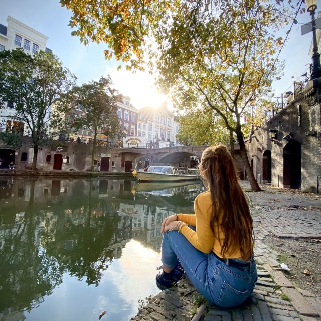 Kanal in Utrecht, Stadtzentrum, Sonnenuntergang,Mädchen sitzt am Wasserufer