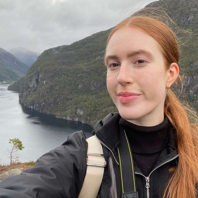 Selfie mit Fjord im Hintergrund