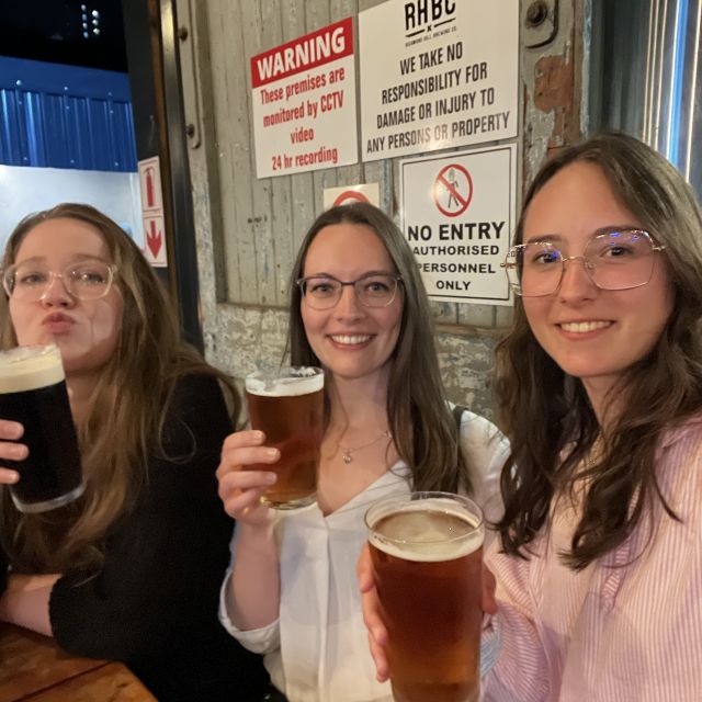 Drei Freundinnen zusammen bei einem Bier in einer Bar.