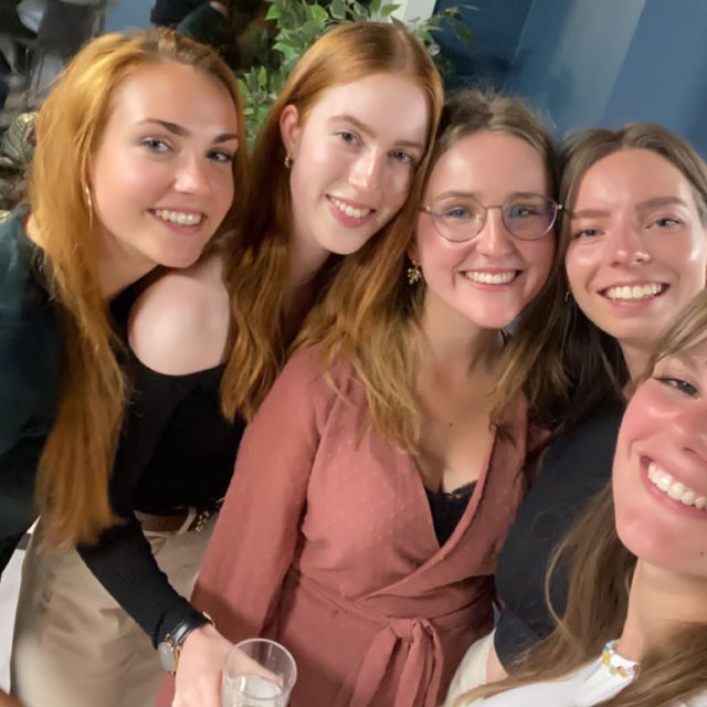4 meiner Freundinnen und ich auf einem Selfie