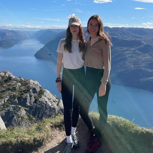Eine Freundin und ich; im Hintergrund ein Fjord in Stavanger