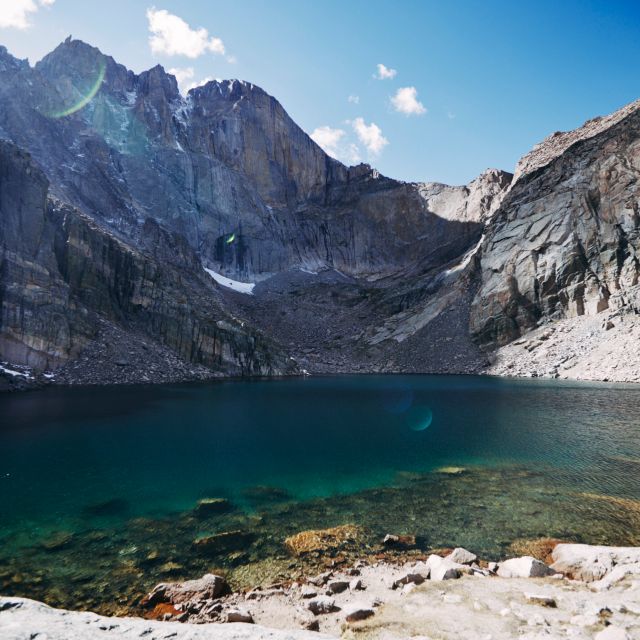 Nach 15 km langer Wanderung befand sich dieser schöne See auf einer beachtlichen Höhe von über 5000 m. Zusehen sind die Bergspitzen und der türkis gefärbte, aber dennoch klare See.