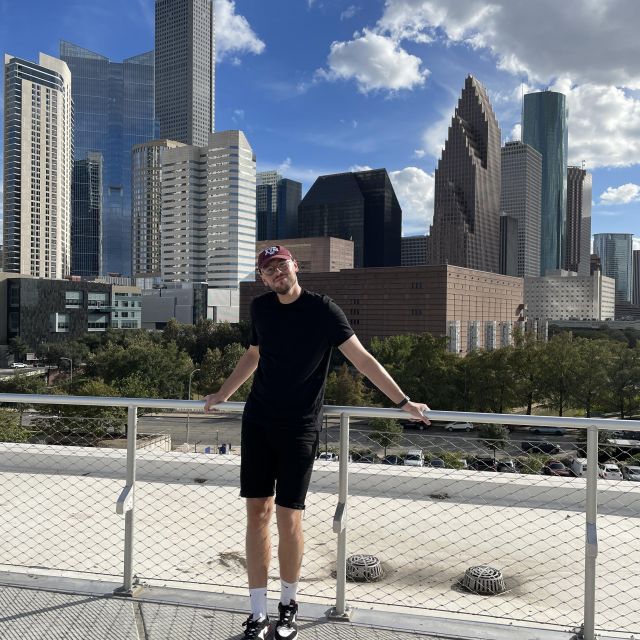 Ich stehe in kurzer schwarzer Kleidung vor der wunderschönen Skyline von Houston.