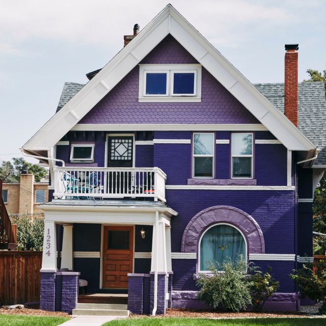 Ein einmaliges lila gefärbtes US Familienhaus.
