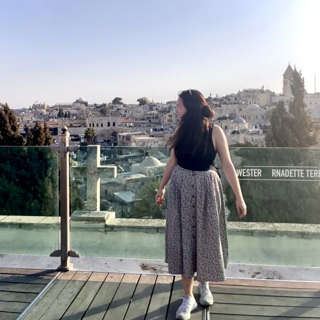 Sarah mit Top und langem Rock vor der Skyline Israels