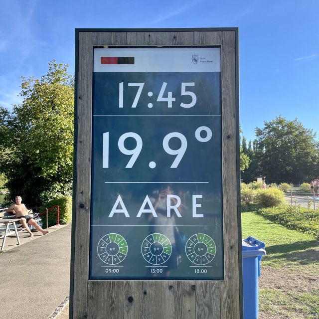 Ein elektronisches Schild, welches die Wassertemperatur der Aare von 19,9°C anzeigt.
