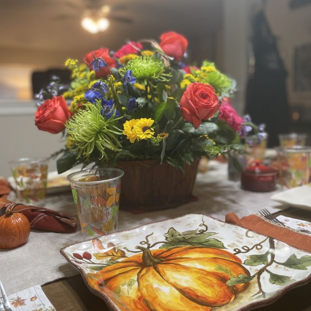 Auch wenn von außen schon die Weihnachtsstimmung herrscht, innen wird Thanksgiving mit passender Tischdekoration gefeiert.