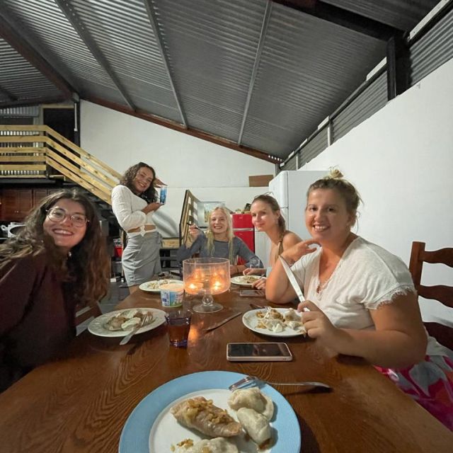 5 Mädels und ein großer Tisch mit Essen