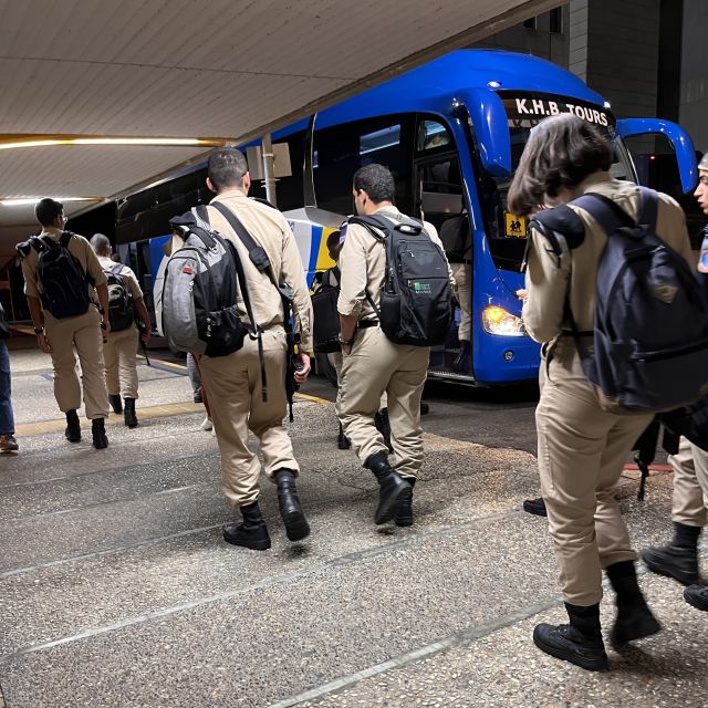Soldaten in Uniform laufen zu einem Bus