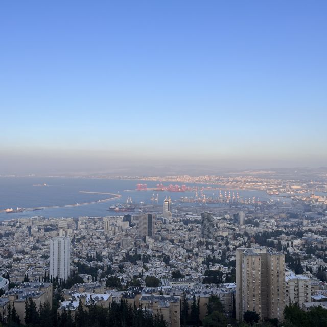 Aussicht auf das Stadtbild von Haifa mit dem Hafen in der Dämmerung