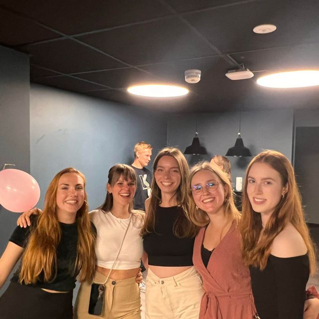 Fünf Freundinnen auf einer Geburtstagsparty