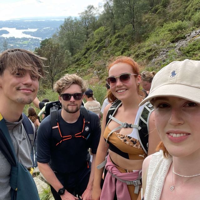 Selfie von vier Freund:innen auf einer Wanderung.
