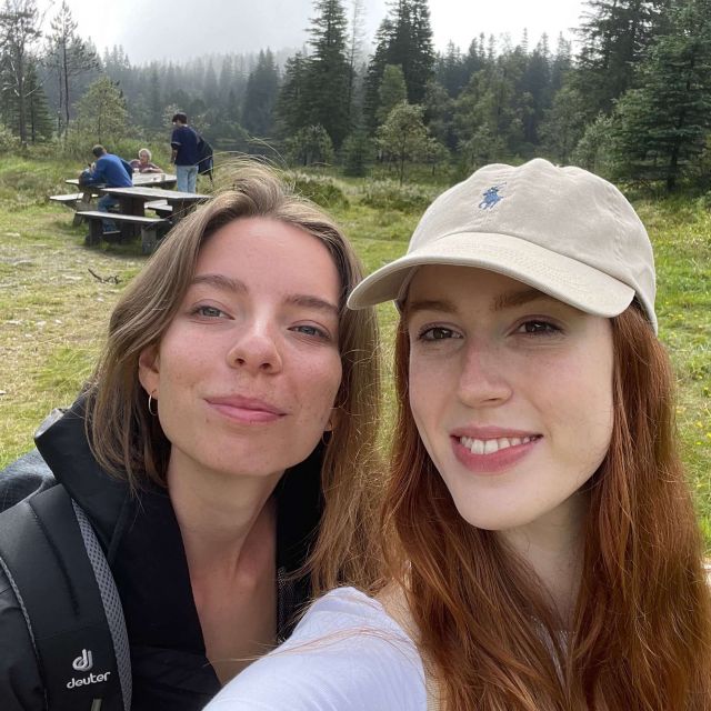 Selfie von mir (rechts) und Maja (links) auf einer Wanderung, im Hintergrund Natur