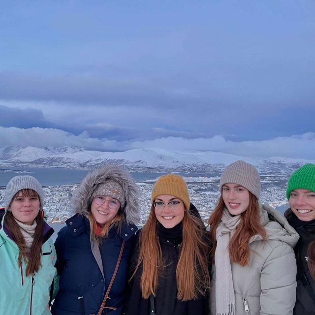 Fünf Mädchen; im Hintergrund eine Schnee bedeckte Stadt