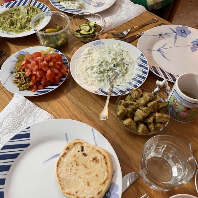Essen mit verschiedenen Dips und Pitabrot auf einem Tisch.