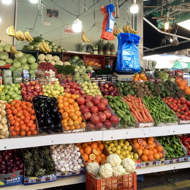 Verschiedenes Obst und Gemüse aufgereiht auf einer Marktauslage.