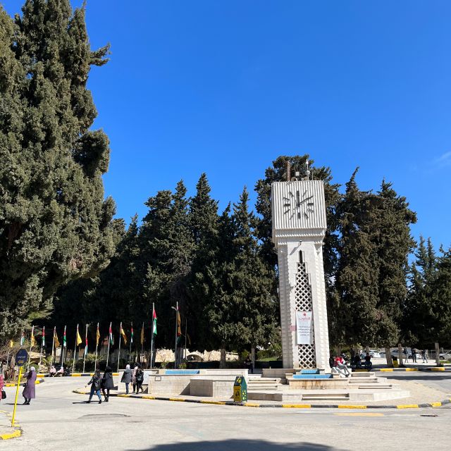 Der Campus der University of Jordan und der Glockenturm