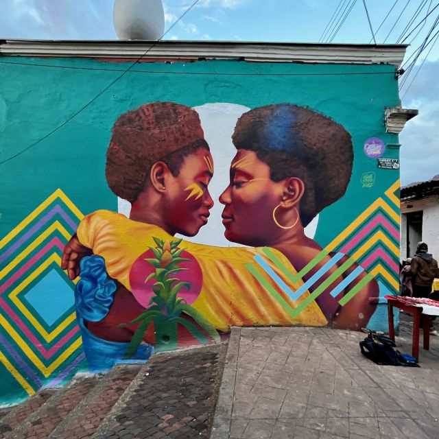 eines der unzähligen Wandgemälde hier in Bogotá, es ein farbenfrohes Bild von zwei sich innig umarmenden Frauen, die Lippen nur Zentimeter voneinander entfernt
