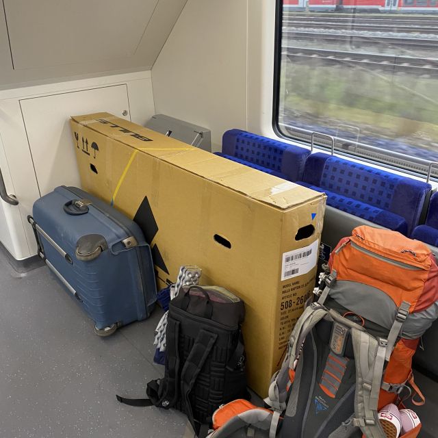 Koffer und Kisten im Zug