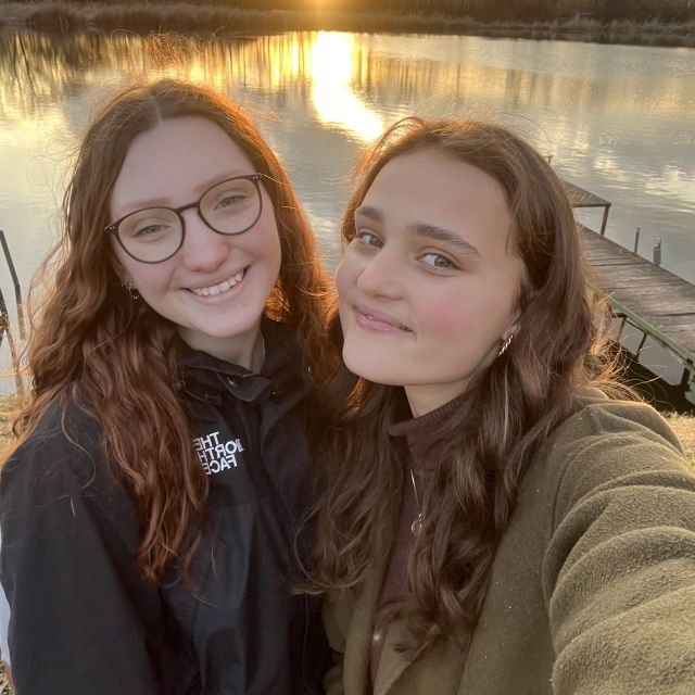 Selfie mit einer Freundin bei Sonnenuntergang