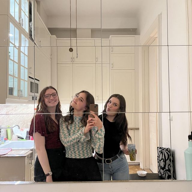 Spiegelselfie mit zwei Freundinnen