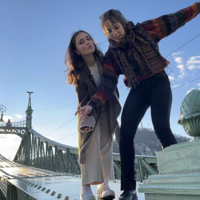 Meine Freundin und ich stehen auf der Brücke