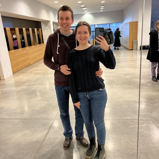 Mann und Frau machen ein Selfie in einem großen Wandspiegel im Estnischen Nationalmuseum