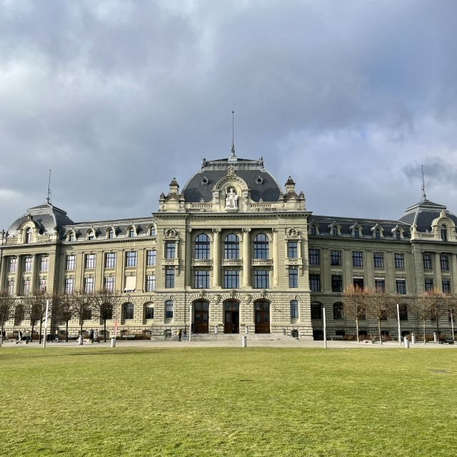 Das pompöse Hauptgebäude der Universität Bern.
