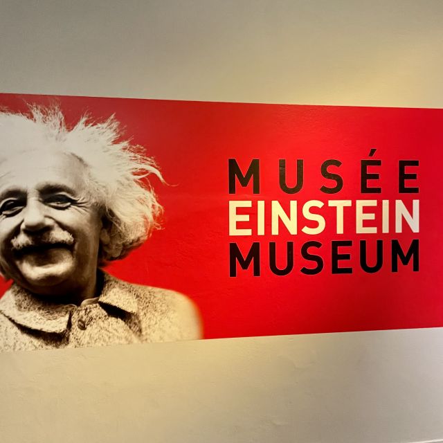 Links eine Fotografie von Albert Einstein und rechts steht Musée Einstein Museum. Hier handelt es sich um den Eingang in das Einsteinmuseum.