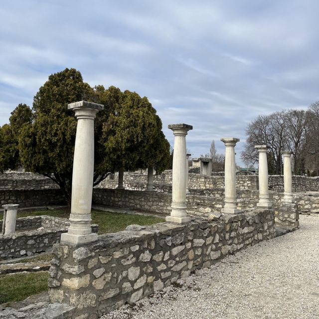 Säulen und Mauern der antiken Stadt Aquincum.