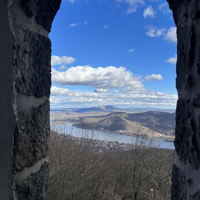 Der Ausblick vom Turm oben auf dem Berg. Man blickt auf die Donau, die sich zwischen den Hügeln entlangschlängelt.