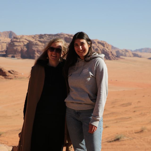 Meine Freundin Anso aus Deutschland zu Besuch in Jordanien - auf dem Bild stehen wir Arm in Arm in der Wüste