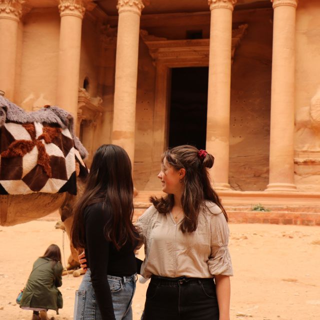 Hier stehe ich mit Johanna vor dem Schatzhaus in Petra, im Hintergrund ein Kamel